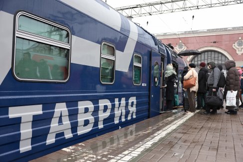 На ближайший месяц раскуплены почти все места, особенно в купе, где обычно едут семьями.