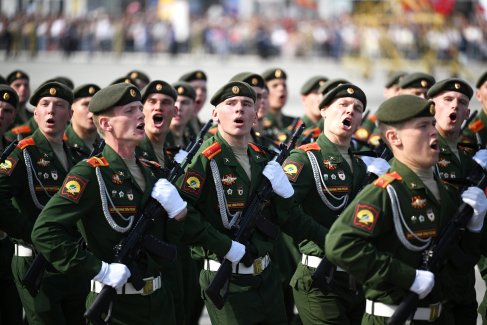 Военнослужащие на военном параде, посвященном 81-й годовщине Победы в Великой Отечественной войне, на площади Ленина в Новосибирске.