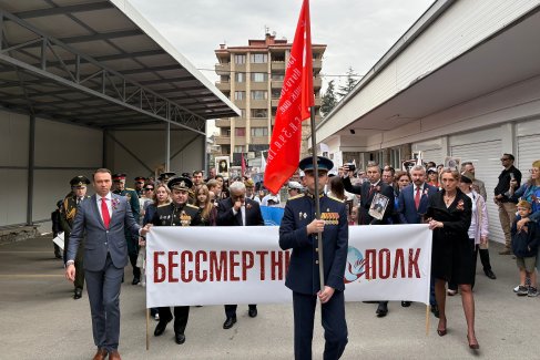 Участники акции "Бессмертный полк", посвященной 81-й годовщине Победы в Великой Отечественной войне, в Анкаре.