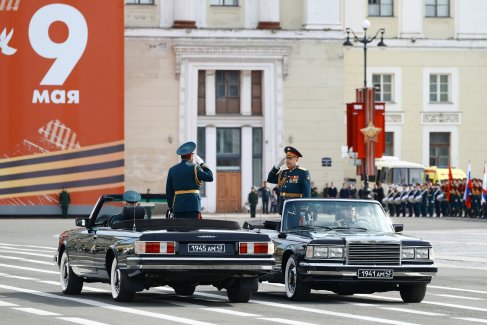 Командующий войсками Ленинградского военного округа генерал-лейтенант Рустам Миннекаев и временно исполняющий обязанности начальника штаба Ленинградского военного округа Михаил Лысенко на военном параде на Дворцовой площади в Санкт-Петербурге, посвященном 81-й годовщине Победы в Великой Отечественной войне.