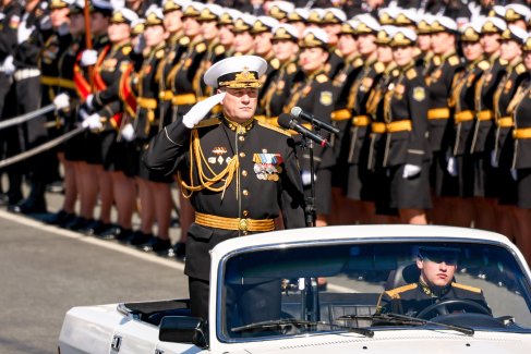 Приморский край. Владивосток. Командующий Тихоокеанским флотом адмирал Виктор Лиина во время парада, посвященного 81-й годовщине Победы в Великой Отечественной войне.