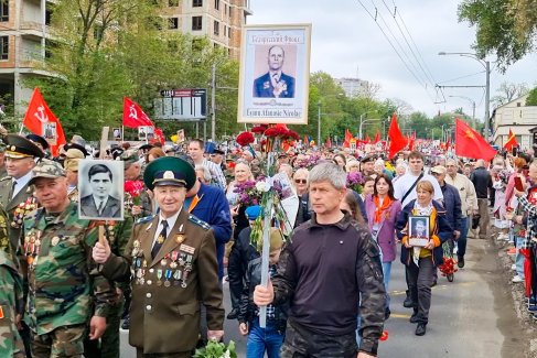 Молдавия. Кишинев. Участники акции памяти "Бессмертный полк" во время шествия в День Победы.
