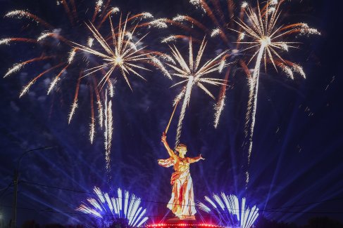 Праздничный салют в честь Дня Победы в Волгограде.