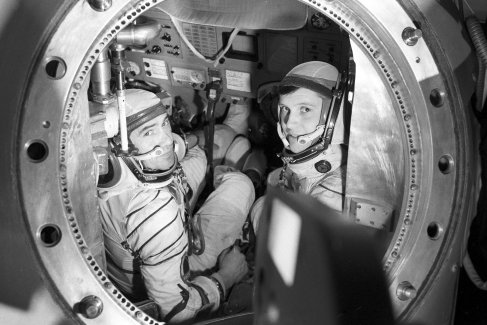 Члены экипажа космического корабля "Союз-40" командир экипажа летчик-космонавт СССР Леонид Попов (справа) и космонавт-исследователь Социалистической Республики Румыния Думитру Дорин Прунариу в тренажере космического корабля "Союз".
