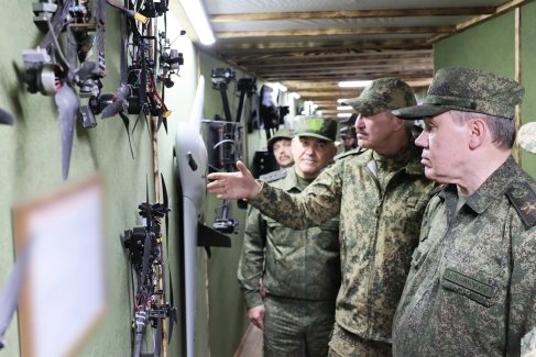 Командующий группировкой войск "Запад" генерал-полковник Сергей Кузовлев (в центре) показал начальнику Генштаба ВС РФ Валерию Герасимову (справа), какие беспилотники применяют его подчиненные. "Западные" ведут активные наступательные действия в полосе своей ответственности на фронте около 350 км. Штурмовые подразделения 25-й армии продолжают уличные бои по освобождению Красного Лимана - крупного административного центра и железнодорожного узла. Под нашим контролем находится 85% территории города.