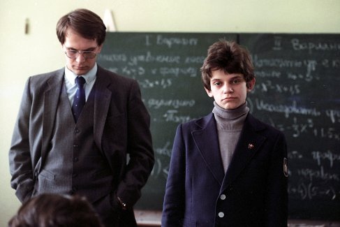 1986 год. Кадр из фильма "Плюмбум, или Опасная игра". Режиссер Вадим Абдрашитов. Киностудия "Мосфильм".
В роли Руслана Чутко (Плюмбум) московский школьник Антон Андросов, в роли школьного учителя - артист Алексей Гуськов. 