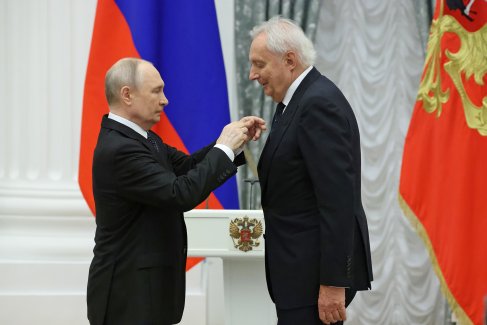 Президент РФ Владимир Путин в Кремле на церемонии вручения государственных наград. Справа: генеральный директор АНО "Общественное телевидение России" Виталий Игнатенко, получивший звание Героя Труда России.