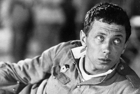 В фильме "Женя, Женечка и "катюша"" Олег Даль сыграл Женю Колышкина. Первые пробы актера были провальными. Худсовет долго спорил, стоит ли утверждать актера на главную роль. А тем временем и сам двадцатипятилетний Даль сомневался, играть ему в этом фильме или нет. 