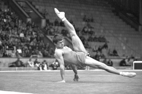 1995 год. Алексей Немов выиграл международный турнир по спортивной гимнастике "Звезды мира-95" - этап Кубка Европы в отдельных видах многоборья (вольные упражнения, конь). Вольные упражнения на ковре. 