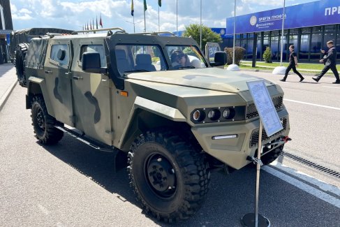 Легкий бронированный автомобиль многоцелевого назначения "Комбат Б".