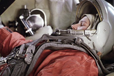 17 марта 1963 года. Космонавт Валентина Терешкова в тренажере космического корабля "Восток". Фото из архива издательства АПН. 