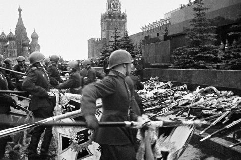 Великая Отечественная война. Парад войск Красной армии на Красной площади в Москве. Церемония повержения немецких знамен и штандартов к подножию Мавзолея В. И. Ленина. 