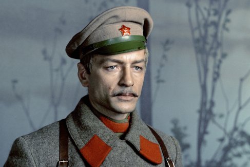 Актер Михаил Ножкин в роли Рощина в многосерийном телевизионном фильме режиссера Василия Ордынского "Хождение по мукам", снятого по трилогии Алексея Толстого.