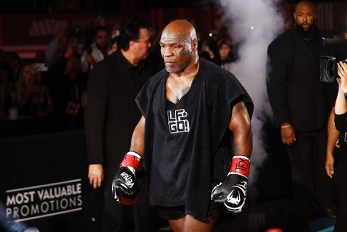 2024 год. Майк Тайсон выходит к рингу во время боксерского вечера LIVE On Netflix: Jake Paul vs. Mike Tyson на стадионе AT&amp;T Stadium в Арлингтоне, штат Техас. 