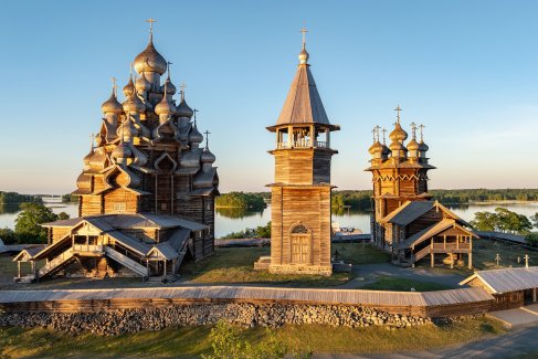 Кижский архитектурный ансамбль на территории государственного историко-архитектурного музея "Кижи" в Карелии. 
