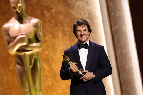 2025 год. Том Круз на сцене во время 16-й церемонии Governors Awards в зале The Ray Dolby Ballroom в Голливуде. 