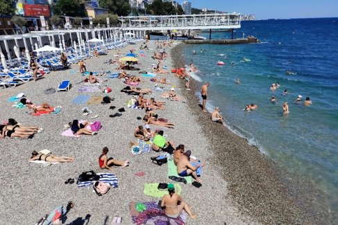 Популярный Массандровский пляж во второй половине буднего дня.