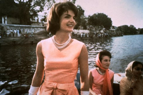 1962 год. Жаклин Кеннеди во время прогулки на лодке по озеру Пичола в индийском городе Удайпур.