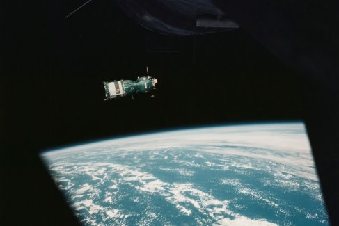 1975 год. Советский корабль "Союз" на орбите Земли, снятый из окна американского корабля "Аполлон". 