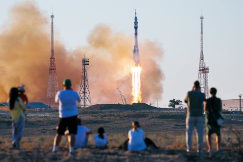 Запуск ракеты-носителя "Союз-2.1а" с  пилотируемым кораблем "Союз МС-29" с космодрома Байконур.