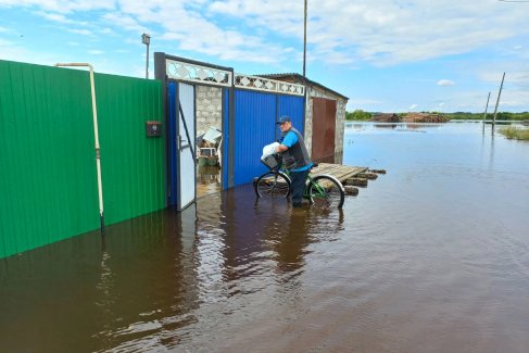 Алексей из деревни Фомина привез для свого друга питьевой воды в скважину попала речная вода, да и насос не работает -нет электричества, пострадала подстанция.