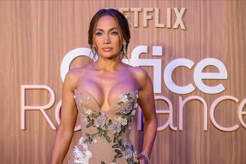 2026 год. Дженнифер Лопес на фанатской премьере фильма "Office Romance" в кинотеатре Regal Union Square в Нью-Йорке. 