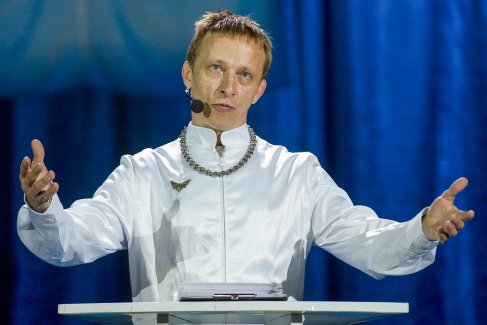 2012 год. Актер и режиссер Иван Охлобыстин в "Крокус Сити Холл" выступает на литературном вечере "Коалиция Небо", посвященном рождению новой партии. 