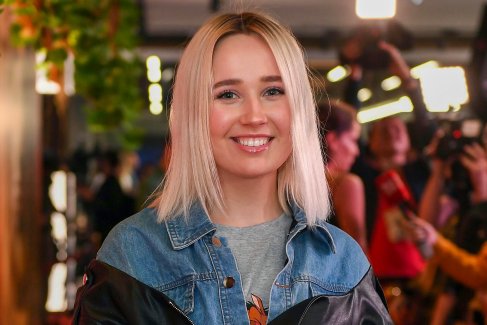 2019 год. Певица, телеведущая и видеоблогер Клава Кока перед премьерой фильма Disney "Король Лев" в кинотеатре "КАРО 11 Октябрь". 