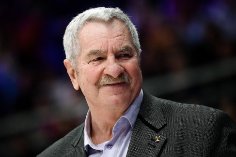 Олимпийский чемпион по баскетболу Иван Едешко следит за ходом игры в матче группового этапа Единой Лиги ВТБ сезона 2022/23 между ПБК ЦСКА (Москва) и БК УНИКС (Казань).