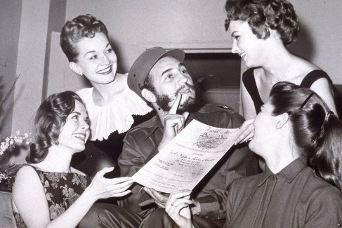 1959 год. Фиделю Кастро в Нью-Йорке вручают приглашение на бал New York Press Photographers. 