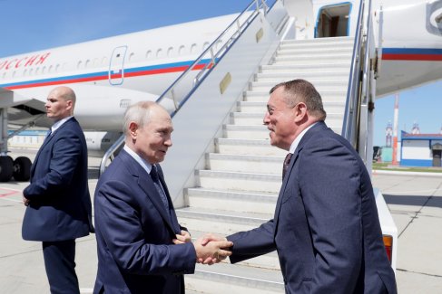 Владимир Путин в аэропорту Курильска. Справа - губернатор Сахалинской области Валерий Лимаренко