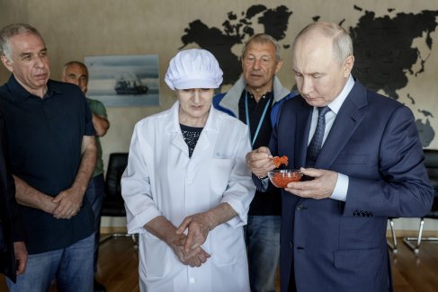 Владимир Путин и основатель группы компаний "Гидрострой" Александр Верховский (слева) во время посещения рыбоперерабатывающего комбината "Ясный" на острове Итуруп