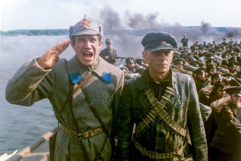 1990 год. Артист Сергей Гармаш (слева) в роли Богданова в кадре из фильма "Повесть непогашенной луны", 1990 год. Режиссер Евгений Цымбал. Киностудия "Мосфильм". Репродукция. 