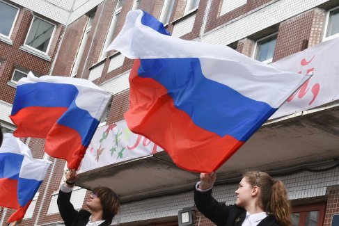 1 сентября торжественные линейки прошли во всех 687 школах Санкт-Петербурга. С погодой повезло: сегодня тепло и солнечно.