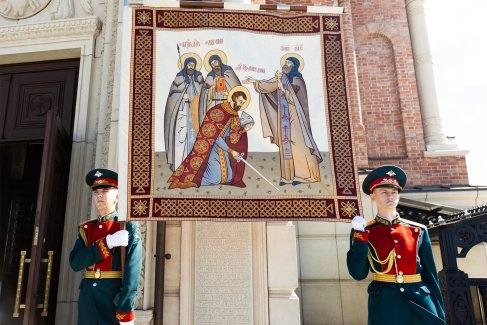  Ковчег с мощами Дмитрия Донского в главном храме ЮВО встречала рота почетного караула.