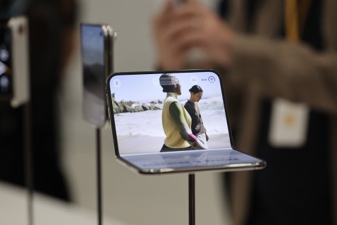 Первый в истории Apple складной смартфон iPhone Duo. 