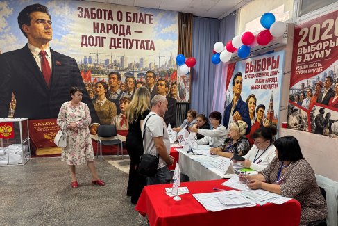 Голосование на избирательном участке в Херсонской области. Сегодня он украшен огромными выборными плакатами 1965 года. "Советские лозунги актуальны и сегодня, - говорит председатель 82-й избирательной комиссии Геническа Татьяна Бусарова, - все просто, депутаты должны заботиться о благе народа, и тогда страна будет процветать". 
