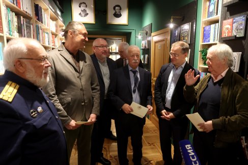Писатель-маринист Николай Черкашин, эссеист Владислав Отрошенко,  журналист-международник Олег Ясинский, народный артист РФ Леонид Якубович, помощник президента РФ Владимир Мединский и писатель-сатирик Лион Измайлов.