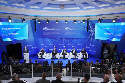 Участники сессии на тему "Презентация ежегодного доклада международного дискуссионного клуба "Валдай" "Без паники: государство и ответственность за будущее".