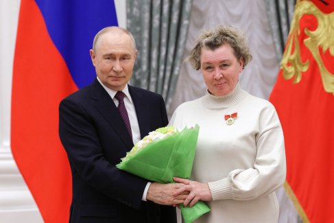 Владимир Путин и пенсионер, ранее - учитель физики средней школы №38 города Красноярска Нина Краюшкина (учитель и наставник участника СВО Николая Скоробогатова), отмеченная знаком отличия "За наставничество".