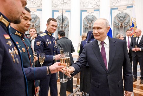 Владимир Путин и участники специальной военной операции (СВО) после церемонии вручения государственных наград наставникам и учителям участников СВО.