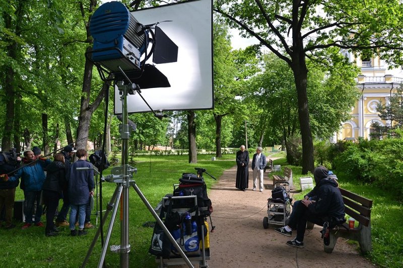 съемочная площадка с режиссером и камерой на улице российского города