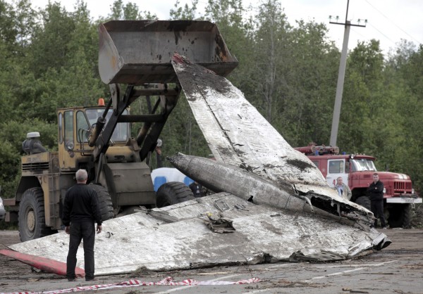 аэродром малоярославец. аэродром где приземлился самолет был недалеко. ан 124 выкатился с полосы в толмачево. ан 124 толмачево. а321 уральские авиалинии кукурузное поле.