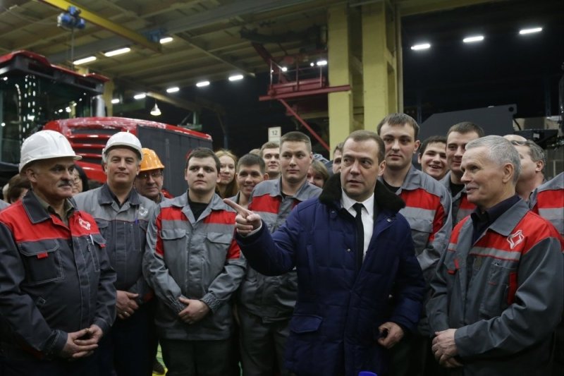 Апякин владимир павлович кировский завод фото директора Дмитрий Медведев протестировал трактор на Кировском заводе - Российская газета