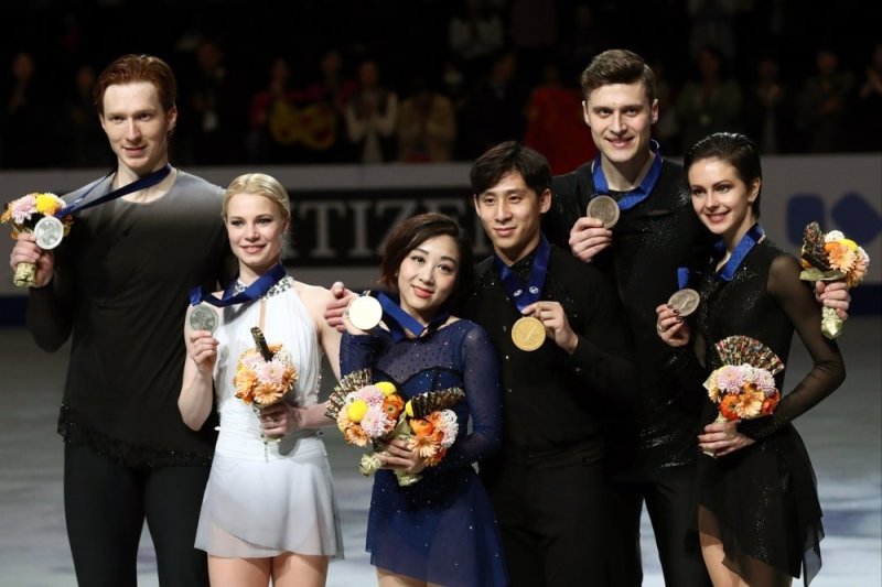 Россияне выигравшие. Болельщики. Покажи фон россиянца. Футбольные болельщики. Команда оаэ на олимпийских играх.