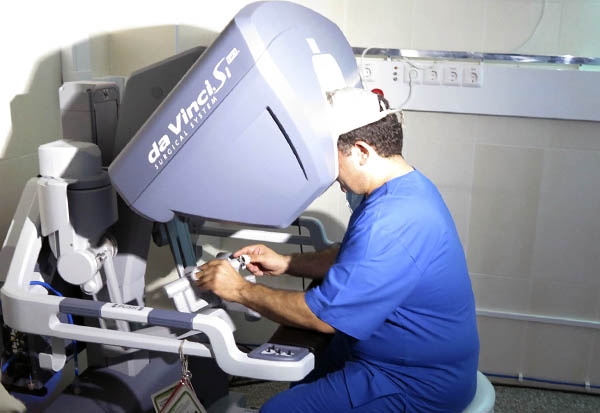 Da vinci робот-хирург. Робот да винчи краснодар. Робот да винчи операция на простате. Робот да винчи. Роботы в хирургии.