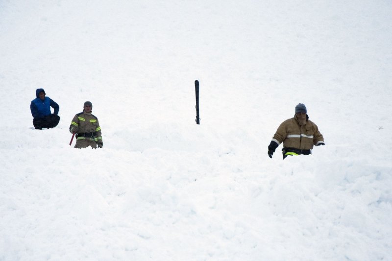 Со дна вершины парень падает с лавиной момент. Трагедия в хибинах 2021. Собака спасла от лавины в горах фильм. При сходе лавины группа туристов. Спасение из снежной лавины.