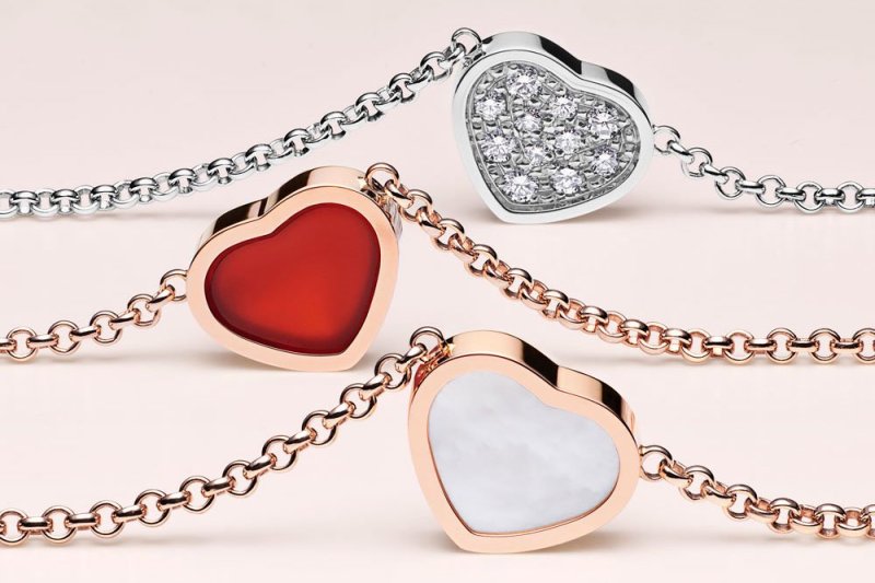 узнаваемые украшения. узнаваемые украшения. брошь наташа. браслет пандора с шармами золотой. даймонд джевелери.