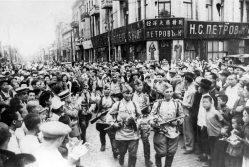 Парад в харбине 1945. Парад в харбине 1945г. Парад в харбине 1945. Парад советских войск в харбине в 1945 году. Парад в харбине 1945.