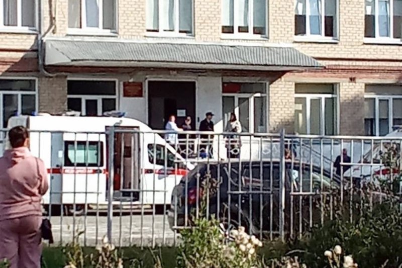 Мальчик с молотком. Молоток рисунок для детей. Ребенок принес молоток в школу. Молоток рисунок. Молоток для детей.